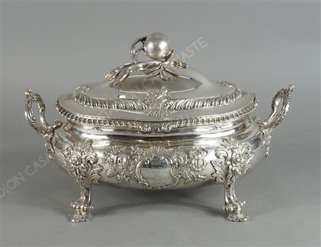 Zuppiera in argento di forma ovale riccamente sbalzata a motivi floreali, su...