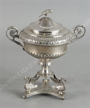 Zuccheriera in argento con alla base tre cigni che sorreggono il contenitore,...