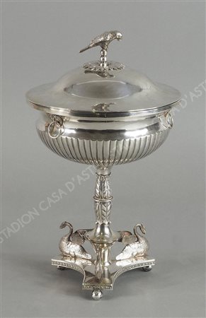 Zuccheriera in argento con alla base tre cigni che sorreggono in contenitore...