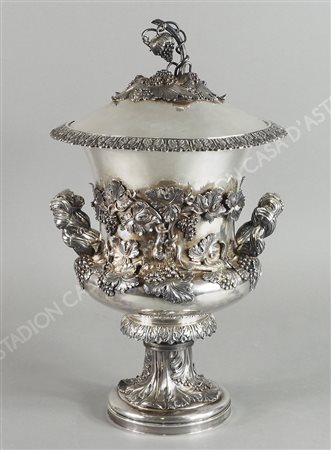 Grande coppa in argento con applicazioni sbalzate a motivi di vite e manici...