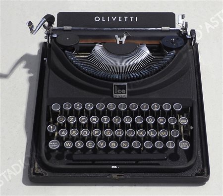 Olivetti: macchina da scrivere Ico. Entro custodia originale.