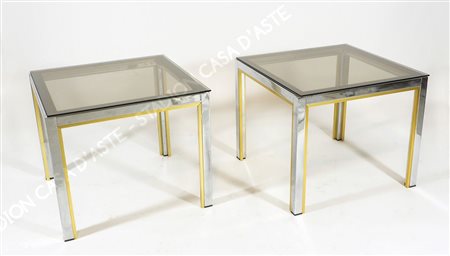 Coppia di tavolini bassi cromati con filo in ottone, piano in vetro fumè. cm....