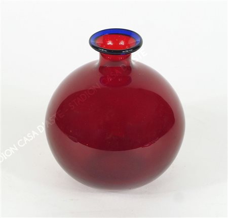 Venini: vasetto a boccia in vetro rosso. Firma incisa sotto la base "Venini...