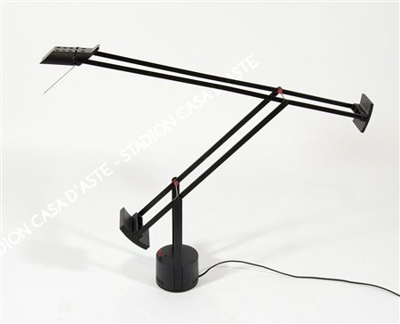 Artemide: lampada da tavolo modello Tizio. Disegno di R. Sapper, produzione...
