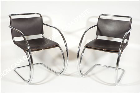 Knoll International: coppia di poltrone in metallo cromato modello 256A....
