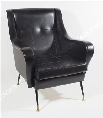 Poltrona nera su piedini in metallo. Anni '70.