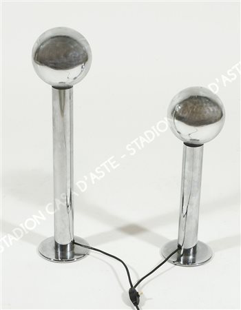 Lotto di 2 lampade cilindriche da tavolo in metallo cromato. Anni '70. H. cm....