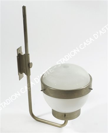 Artemide: applique in acciaio e vetro modello Delta. Disegno di S. Mazza,...