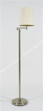 Lampada da terra in metallo cromato con braccio snodabile. Anni '70.