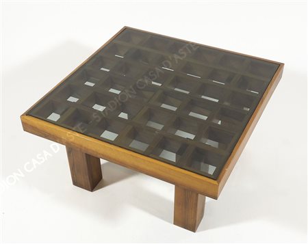 Tavolino basso quadrato in legno con ripiano in vetro fumè. Anni '70. cm....
