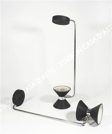 Coppia di lampade a sospensione in metallo cromato con braccio snodabile....