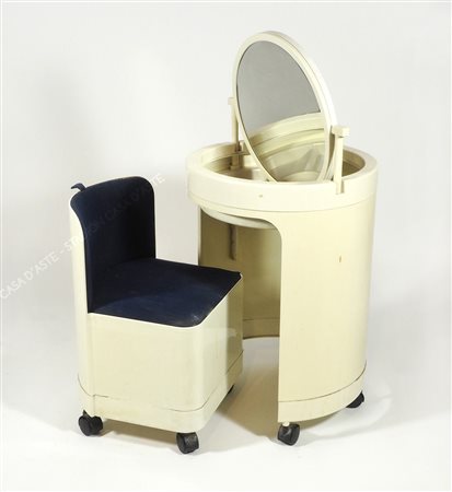 Kastilia: toilette in pvc bianco con con specchio basculante e sedia. Anni '70.