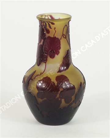 Gallè: vasetto in vetro nei toni del giallo decorato con foglie autunnali....