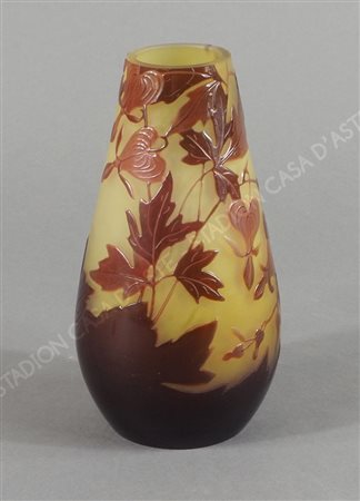 Gallè: vasetto in vetro giallo con decori floreali. Firmato. H. cm. 15....