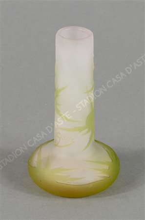 Gallé: vasetto in vetro nei toni del verdino. Firmato. H. cm. 9,5.