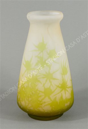 Gallè: vaso in vetro nei toni del verde decorato con bacche. Firmato. H. cm....