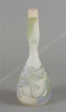 Gallè: vasetto in vetro nei toni de verde e grigio con decoro di rami...