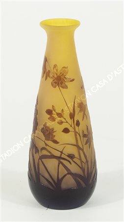 Gallè: vasetto in vetro nei toni del giallo e bruno decorato a motivi...