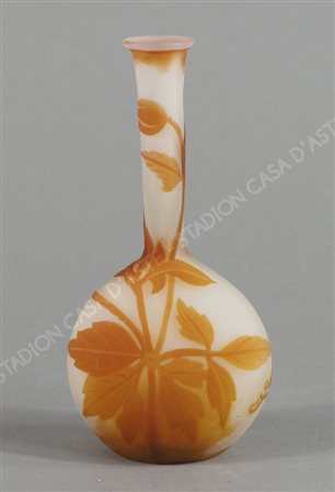 Gallé: vasetto in vetro ad ampolla con decoro floreale. Firmato. H. cm. 17.