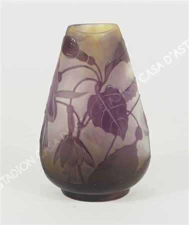 Gallè: vasetto in vetro nei toni del violaceo con decoro floreale. Firmato....