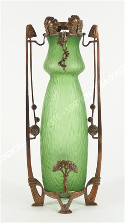 Grande vaso in vetro verde con montatura in metallo lavorato a motivi di...