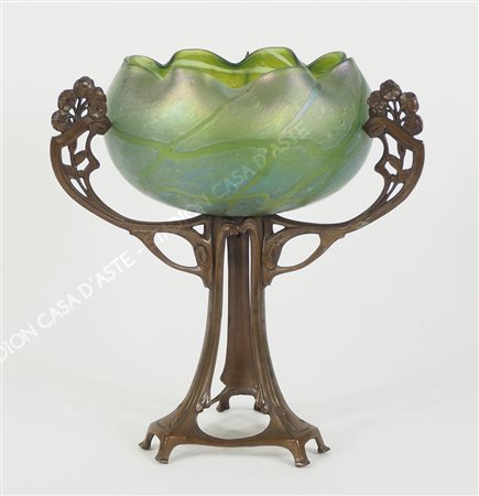 Centrotavola in vetro iridescente verde su montatura in metallo lavorato a...