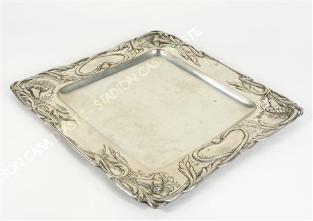 Piatto quadrato in argento con bordo sbalzato a motivi floreali. Austria,...