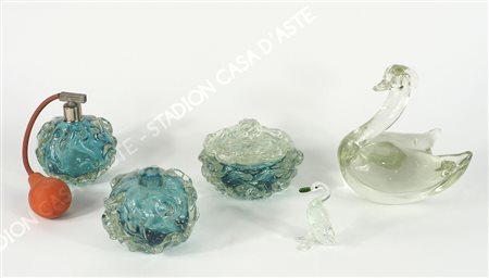 Lotto in vetro composto da 3 pezzi da bagno e 2 papere in vetro.