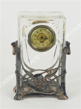 Orologio inserito in un cubo di vetro trasparente, montato su struttura in...