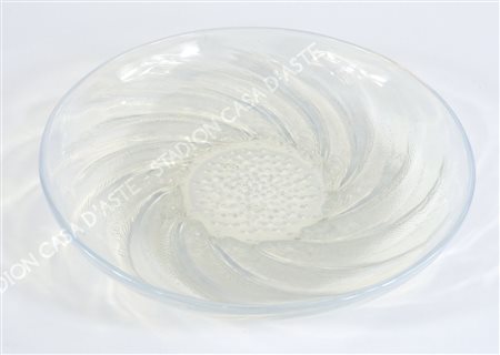 Piatto in vetro trasparente decorato a motivi di pesci. Inizio XX secolo....