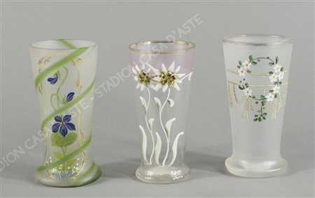 Lotto di 3 bicchieri in vetro con decori floreali. Epoca Liberty. H. cm. 12.