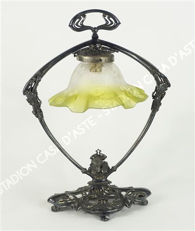 Lampada da tavolo in metallo sbalzato a motivi floreali con paralume in vetro...