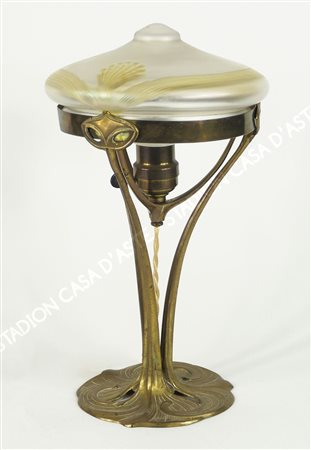 Lampada da tavolo in ottone dorato con paralume in vetro iridescente...