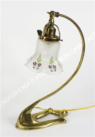 Lampada da tavolo in stile Liberty in ottone con paralume in vetro floreale....
