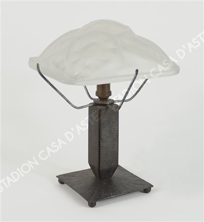 Lampada da tavolo in ferro battuto con paralume in vetro lavorato a motivi...