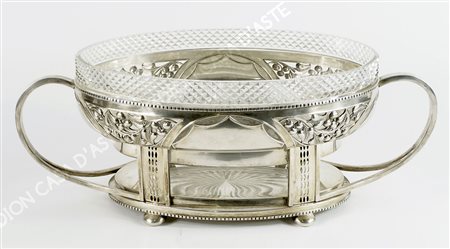 Centrotavola di forma ovale in argento traforato a motivi floreali e due...