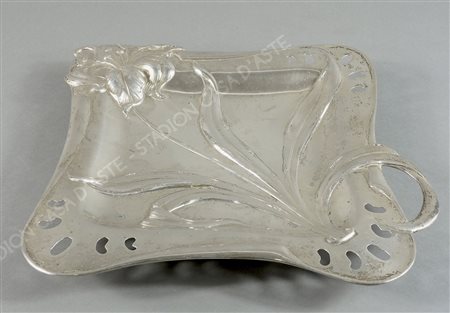 Vassoio quadrato in argento sbalzato con decoro floreale. Austria, inizio XX...