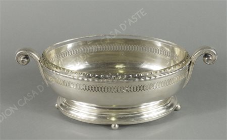Centrotavola ovale in argento con manici, interno in vetro. Austria, inizio...