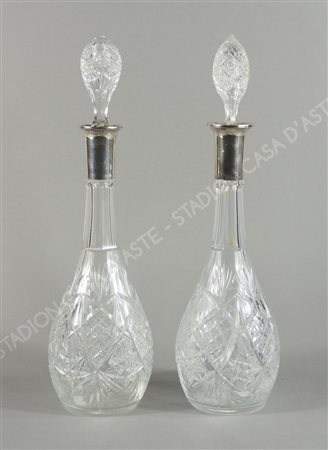 Coppia di bottiglie in cristallo lavorato con collo in argento. Austria,...