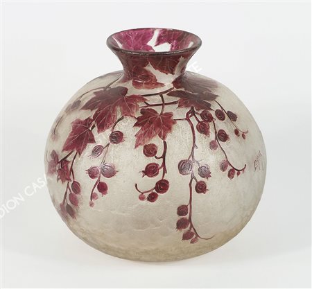 Legras: vaso in vetro a boccia in vetro con decoro di foglie smaltate rosse....