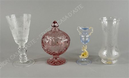 Lotto di 4 oggetti in vetro trasparente tra cui coppa con coperchio e calice....