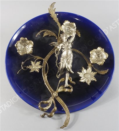 Piatto in ceramica blu con applicazioni in metallo raffiguranti figure...