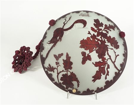 Muller: lampada a sospensione in vetro opalescente con decori floreali rossi....