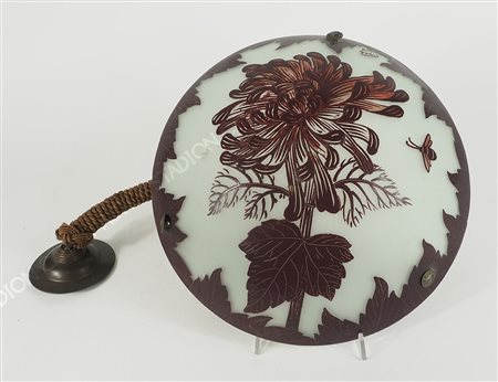 Lampada a sospensione in vetro opalescente con decori floreali rossi. Firmata...