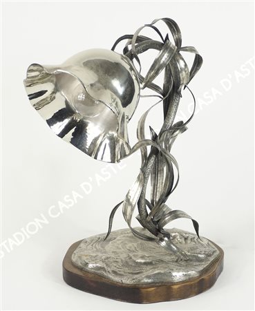 Lampada da tavolo in metallo argentato a forma di pianta, base in legno....