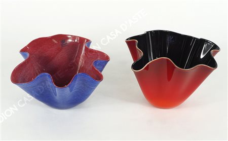 Lotto di 2 vasi "fazzoletto" in vetro policromo.