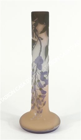 Gallè: vaso in vetro nei toni del rosa e verdino decorato con rami fioriti....