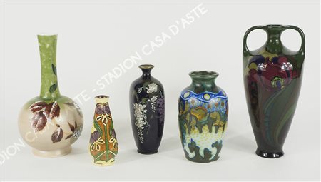Lotto di 5 vasi in ceramica policroma. Inizio XX secolo. H. max cm. 22.