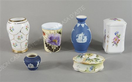 Lotto di vari oggetti in ceramica e vetro tra cui bicchiere e vasetti. H. max...