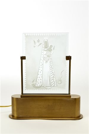 Fontana Arte Lampada da tavolo composta da un basamento in lastra d'ottone regge